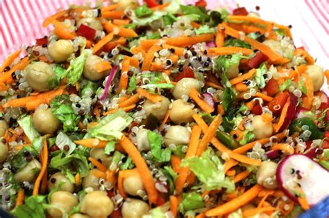 salada de quinoa e legumes